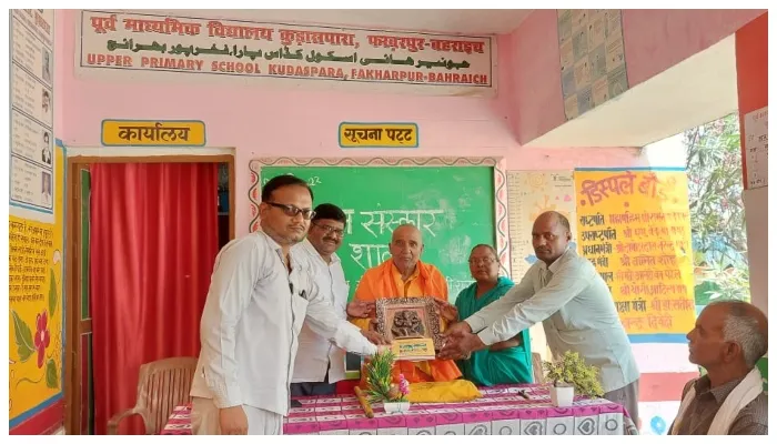 बहराइच: बच्चों को शिक्षा देने पहुंचे सेवानिवृत प्रधानाध्यापक, अध्यापकों ने किया सम्मान
