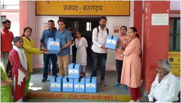 बहराइच: आगा खां फाउंडेशन ने दिया तेजवापुर और फखरपुर ब्लॉक को सात वैक्सीन कैरियर