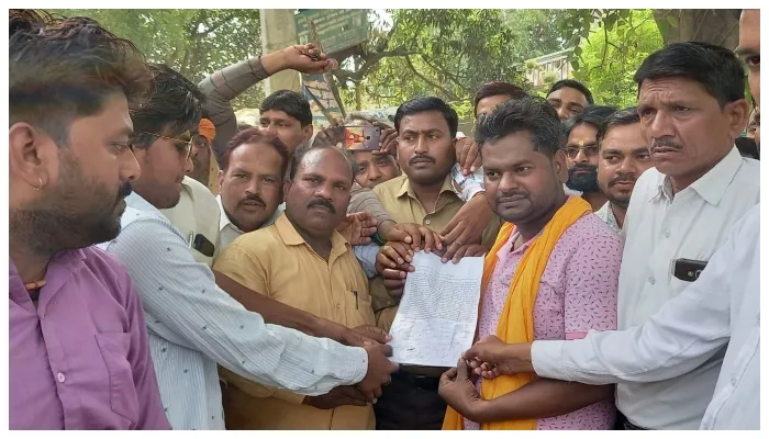 बाराबंकी: पत्रकारों ने घंटों दिया धरना विधायक को सौंपा ज्ञापन, दरोगा को हटाने की मांग