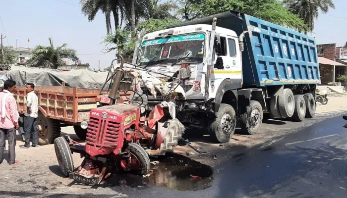 बाराबंकी: डंपर की टक्कर से ट्रैक्टर ट्राली के उड़े परखच्चे, तीन गंभीर रूप से हुए घायल