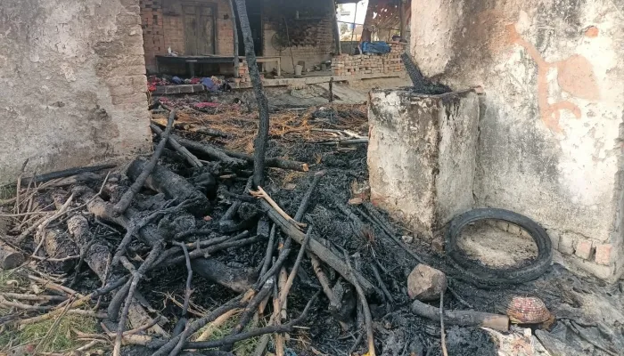 बाराबंकी: अज्ञात कारणों से लगी आग, आशियाना जलकर हुआ राख
