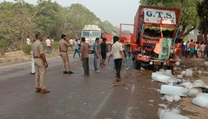 बाराबंकी: अयोध्या-लखनऊ हाईवे पर डीसीएम ने खड़े पिकअप को मारी टक्कर, तीन की मौत