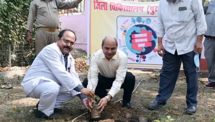 बाराबंकी: विश्व स्वास्थ्य दिवस के मौके पर मुख्य चिकित्साधिकारी ने पौधरोपण कर दिया संदेश