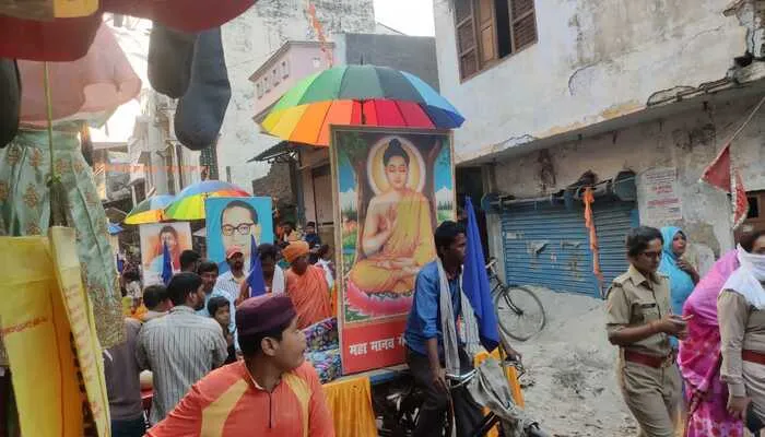 बहराइच : गाजे बाजे के साथ निकाला जुलूस, अंबेडकर जयंती पर सजी झांकी