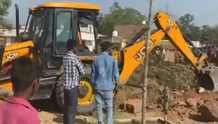 गोंडा: अवैध कब्जों पर प्रशासन की कार्रवाई, चलाया जा रहा बुलडोजर