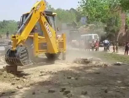 बहराइच : सिंचाई विभाग की जमीन पर बनी थी दीवार,चला बुलडोजर