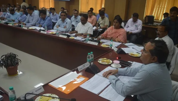 अयोध्या: मंडलीय समीक्षा बैठक के दौरान अधिकारी नहीं दे सके जवाब, खफा हुए मंडलायुक्त