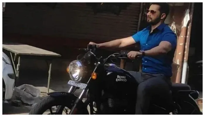 कानपुर में वरुण धवन ने तोड़ा ट्रैफिक रूल, पुलिस ने काटा चालान, फोटो हुई वायरल