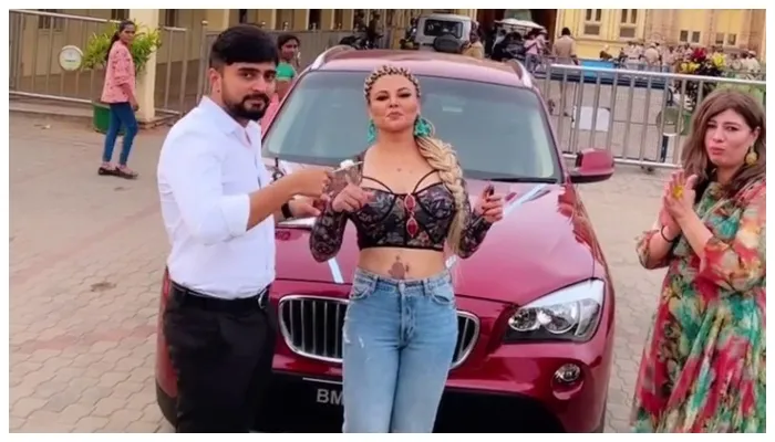 राखी सावंत को तोहफे में मिली BMW कार, एक्ट्रेस ने सोशल मीडिया पर शेयर किया वीडियो