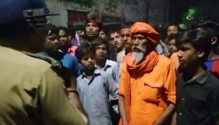 सीतापुर: महंत बजरंग मुनि की गिरफ्तारी पर समर्थकों ने जमकर किया हंगामा, पुलिस ने चलाईं लाठियां