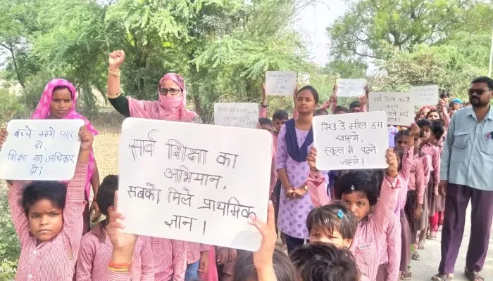 हरदोई: जोगीपुर के बच्चों ने स्कूल जाने के लिये किया जागरुक, मांगा शिक्षा का अधिकार
