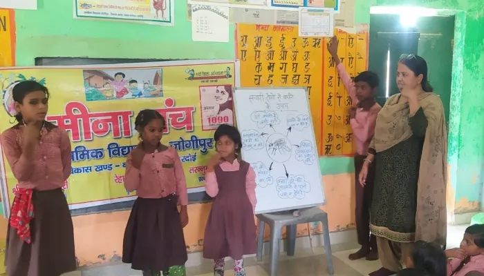 हरदोई: मीना मंच कार्यक्रम में छात्राओं ने नाटक के माध्यम से दिया स्वच्छता का संदेश