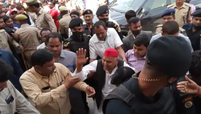 मैनपुरी: मुलायम सिंह यादव और अखिलेश यादव ने कार्यकर्ताओं से की मुलाकात, कहा-हम लोकतंत्र बचाने की जंग लड़ रहे हैं