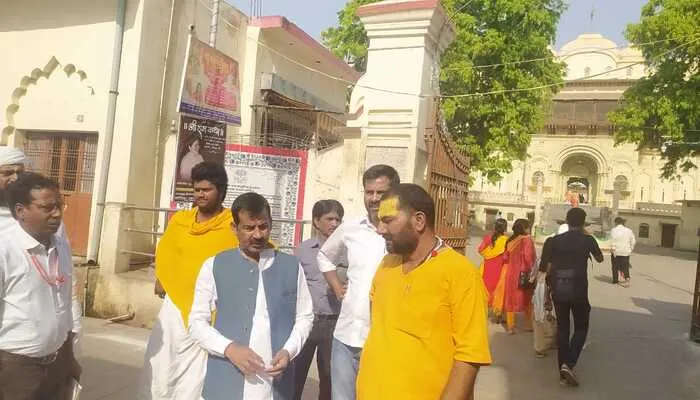 अयोध्या : निरीक्षण करने पहुंचे मेयर ने सुनी समस्या, कहा- रामकोर्ट वार्ड में प्राथमिकता के आधार पर होगा कार्य
