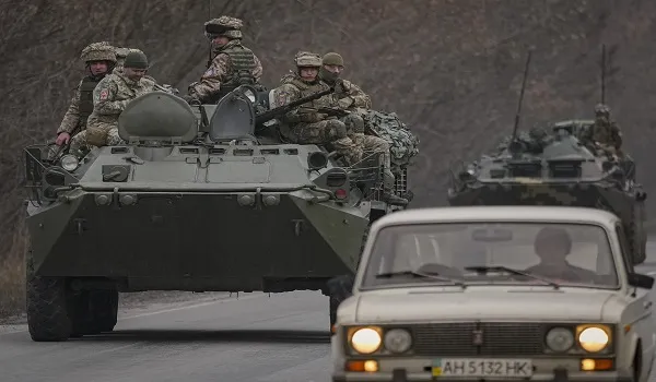 Russia-Ukraine War : दक्षिण और पूर्वी हिस्से में रूसी बलों को रोकने के लिए डटकर मुकाबला कर रहे यूक्रेनी सैनिक