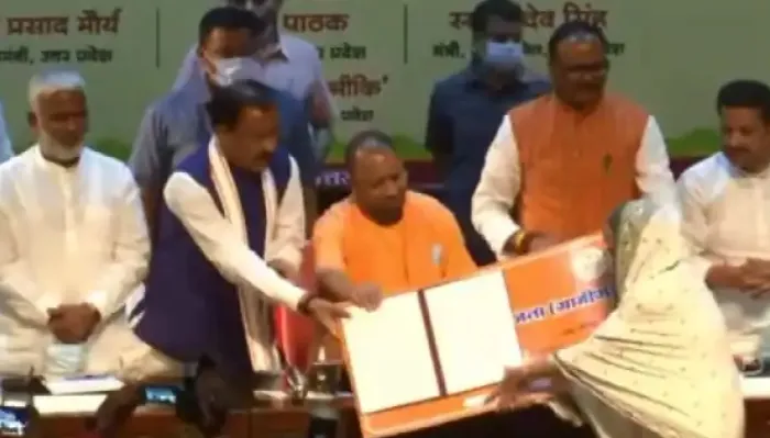 पाकिस्तान से विस्थापित 63 हिंदू परिवारों की CM योगी ने की मदद, मिल सकता है सरकारी योजनाओं का लाभ