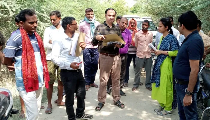 रायबरेली: भ्रष्टाचार की शिकायत की जांच करने पहुंचे अधिकारियों ने देखी हकीकत