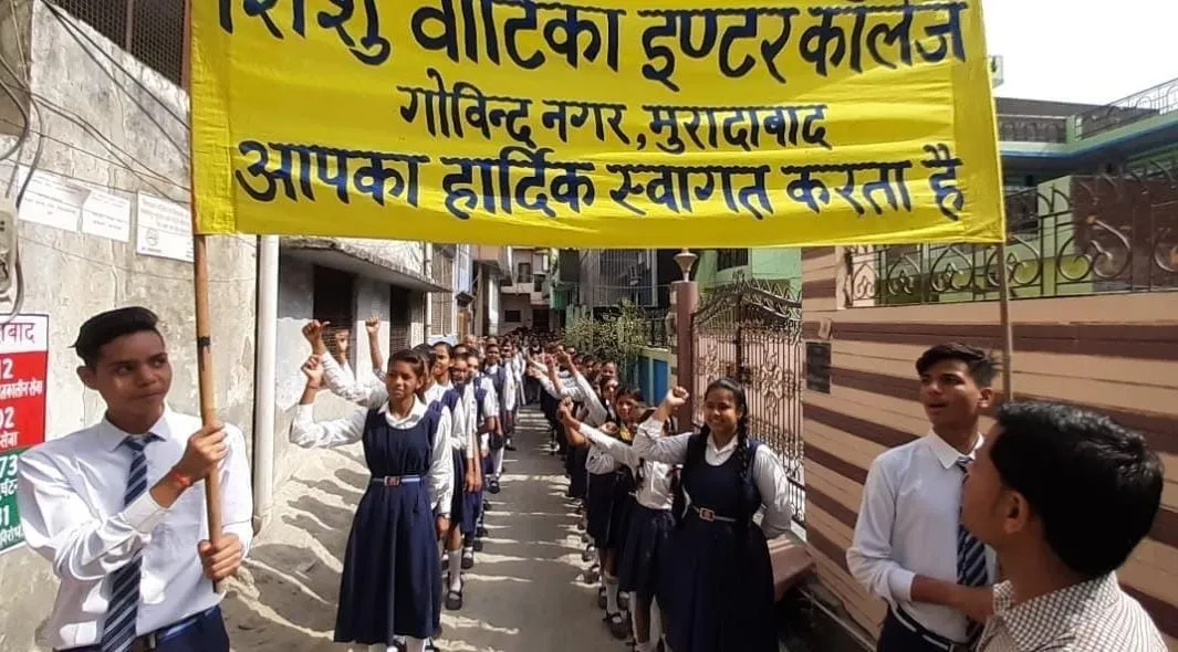 मुरादाबाद : रैली निकालकर छात्र-छात्राओं ने लोगों को बताए सड़क सुरक्षा के नियम