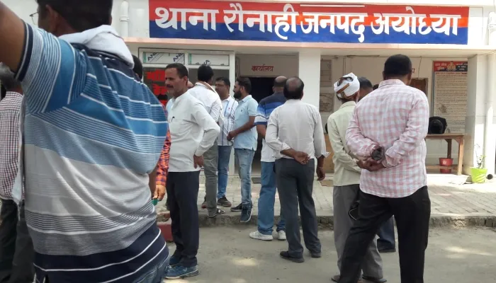 अयोध्या: साथी के साथ हुई लूट की घटना को लेकर भड़के स्टांप वेंडर, किया कार्य बहिष्कार
