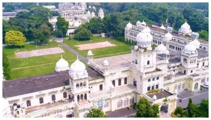 लखनऊ यूनिवर्सिटी में लगे आपत्तिजनक पोस्टर, लिखा- मंदिर है तो मस्जिद भी बने
