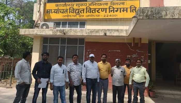 अयोध्या: विघुत कर्मचारी  मोर्चा संगठन ने काली पट्टी बांधकर जताया विरोध, सौंपा ज्ञापन