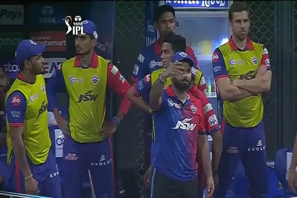 IPL 2022 : ऋषभ पंत और शार्दुल ठाकुर पर लगा जुर्माना, प्रवीण आमरे एक मैच के लिए निलंबित…जानिए क्यों?