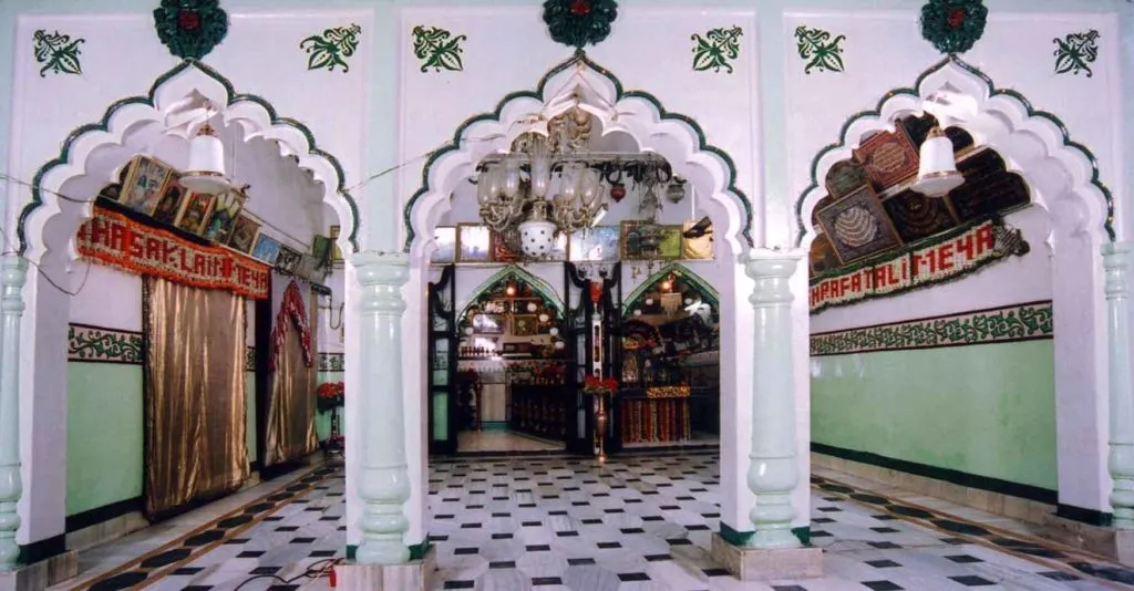 बरेली: शाह शराफत मियां का छमाही उर्स शुरू