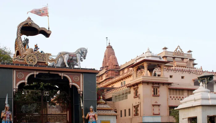 मथुरा: गोरखनाथ मंदिर की घटना के बाद श्रीकृष्ण जन्मस्थान और ईदगाह की सुरक्षा को लेकर आईजी ने किया मुआयना