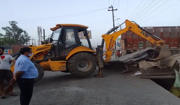 संभल : शहर के यशोदा और शंकर चौराहे से हटवाया अतिक्रमण, अवैध स्लैब भी तोड़ा