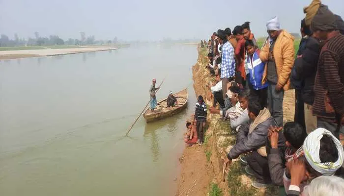 अयोध्या: जल पुलिस ने बचाई सरयू नदी में डूब रहे पिता-पुत्र समेत तीन लोगों की जान