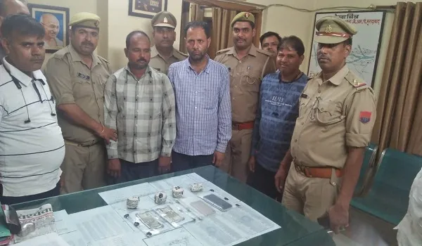 मुरादाबाद :  जीआरपी ने पकड़े दो शातिर चोर, चोरी के मोबाइल व नकदी बरामद