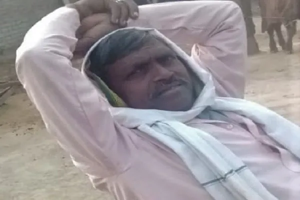 संभल : पेड़ से लटका मिला अधेड़ का शव, परिजनों ने पुलिस को बिना सूचना दिए किया अंतिम संस्कार