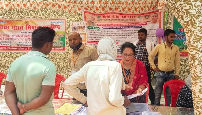 बाराबंकी: प्रयास ट्रस्ट ने स्वास्थ्य कैंप लगाकर सरकार की योजनाओं के बारे में लोगों को किया जागरूक
