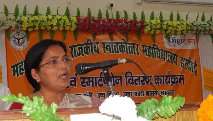 टैबलेट और स्मार्ट फोन से पढ़ाई के साथ-साथ सरकार की योजनाओं की जानकारी प्राप्त करेंः रजनी तिवारी