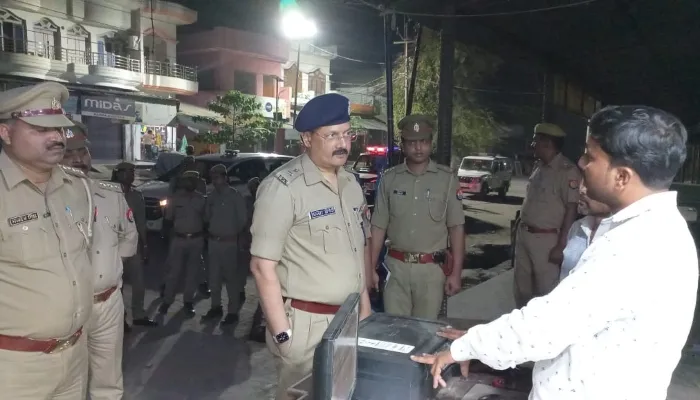 हरदोई: एसपी राजेश द्विवेदी ने गोपामऊ पुलिस चौकी का किया निरीक्षण, दुकानदारों को दिलाया सुरक्षा का भरोसा