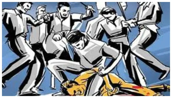 हरदोई: ट्रैक्टर ड्राइवर ने प्रधान संघ के अध्यक्ष के घर पर किया हमला, हमलावर की ग्रामीणों ने की जमकर पिटाई