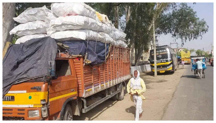 हरदोई: डबल डेकर बस और डीसीएम को एआरटीओ ने पकड़ा