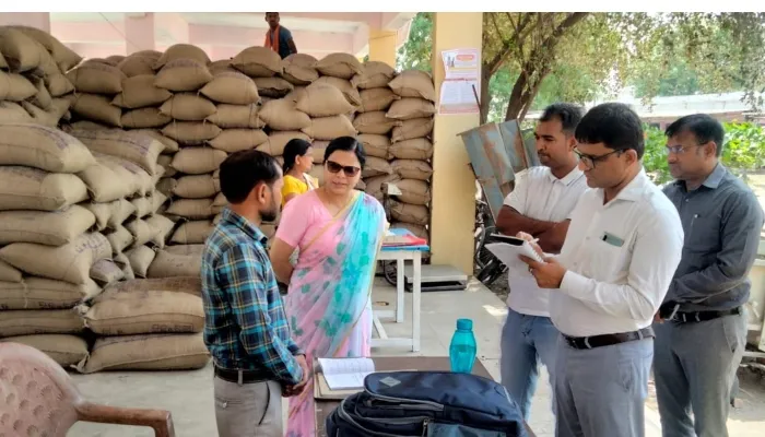 हरदोई: एडीएम ने गेहूं खरीद केंद्र का किया निरीक्षण,सफाई व्यवस्था सही न होने पर अधिशासी अधिकारी का वेतन रोका