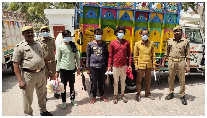 हरदोई: गौवंश तस्कर हुए गिरफ्तार, एक कुंतल गोमांस के साथ बरामद हुई यह चीजें