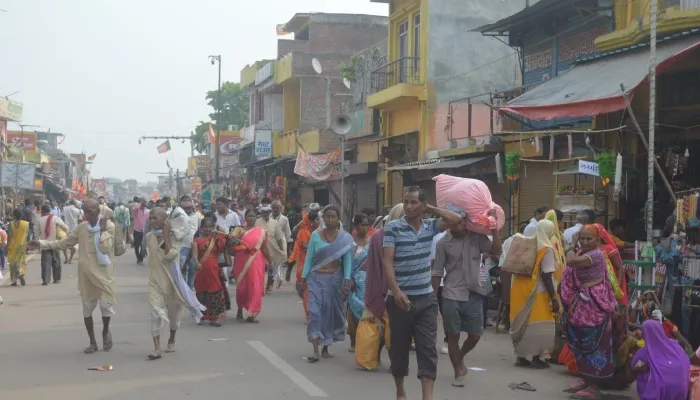 अयोध्या: रामनवमी मेले से लौटने लगे हैं भक्त, गठरी लादे जाते दिखे श्रद्धालु