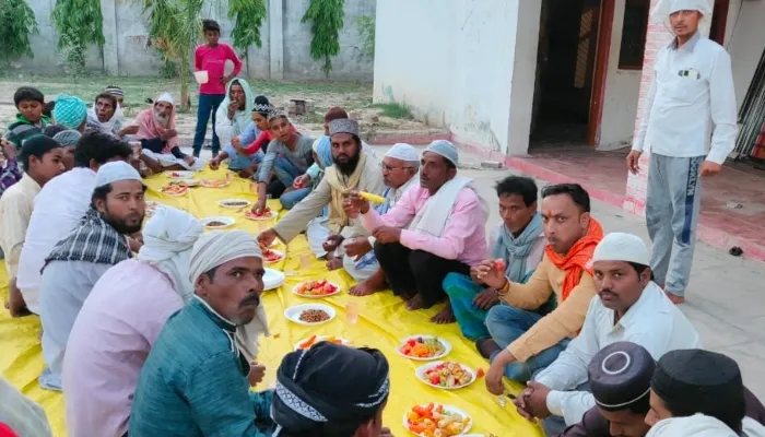 बहराइच: ग्राम प्रधान के रोजा इफ्तार पार्टी में बड़ी संख्या में शामिल हुए लोग, मांगी अमन की दुआ
