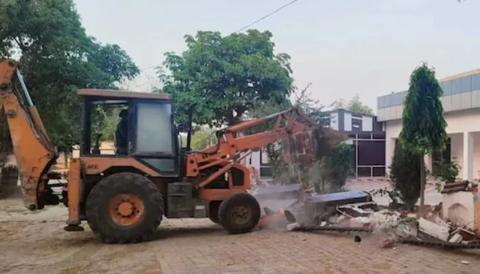 फतेहपुर: शराब माफिया मनमोहन सिंह के आलीशान मकान पर चला बुलडोजर, सरकारी जमीन पर किया था कब्जा