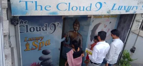 हल्द्वानी पहुंची राज्य महिला आयोग की अध्यक्ष ने मारा स्पा सेंटर में छापा, बेकडोर से भागीं युवतियां… देखें VIDEO