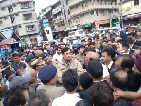 नैनीताल: रास्ता बंद करने पर भड़के वकील, प्रदर्शन, भीषण जाम