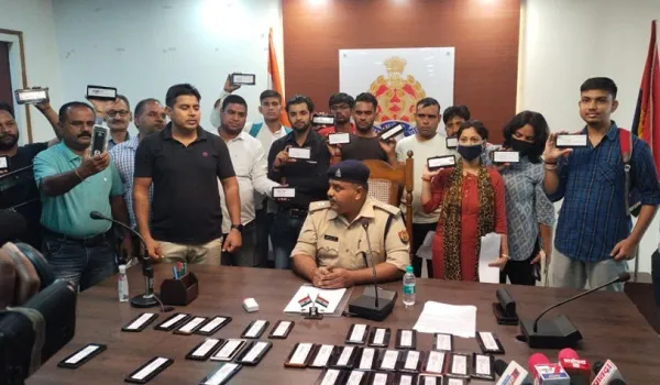 मुरादाबाद : चोरी हुए दस लाख रुपये के मोबाइल फोन बरामद, पीड़ितों के चेहरे खिले