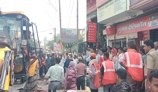 अमरोहा : धनौरा में अतिक्रमण पर चला प्रशासन का बुलडोजर, दी चेतावनी