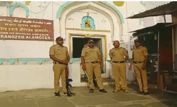 देश में धर्म की राजनीति हुई तेज, मनसे नेता के बयान के बाद औरंगजेब के मकबरे की सुरक्षा बढ़ाई गई 