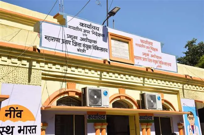 बरेली: जिला अस्पताल के बच्चा वार्ड के बाहर जलभराव