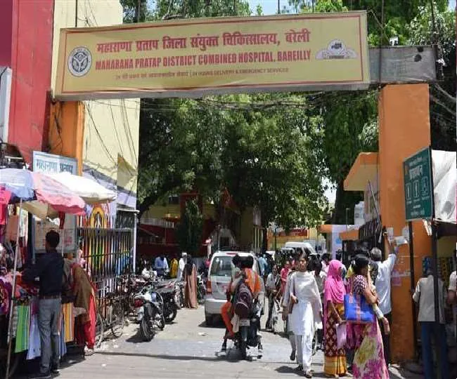 बरेली: यूनिफार्म में सफाई करते नजर आए कर्मचारी