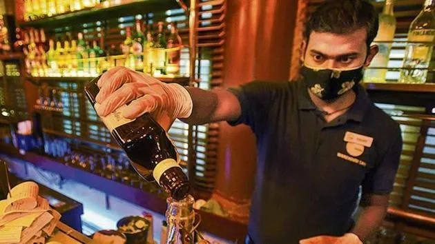 इंदौर: नाबालिग बच्चों को शराब परोसे जाने पर तीन रेस्तरां-सह-बार सील